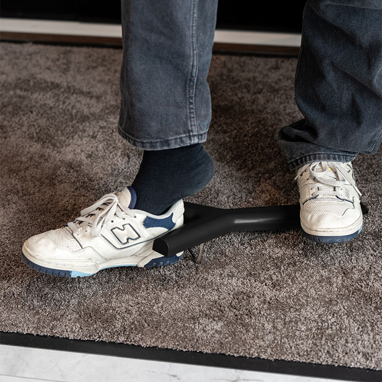 Støvleknægt og skohorn, Sort