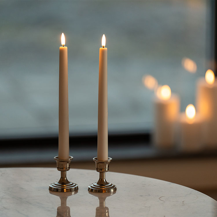 Classic Taper Candles LED Lys 2 stk - B2,3 x H25 - Hvid - Uyuni Lighting