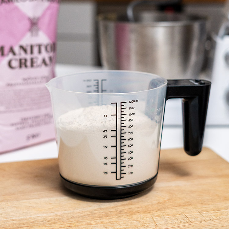 Køkkenvægt med målekande billede