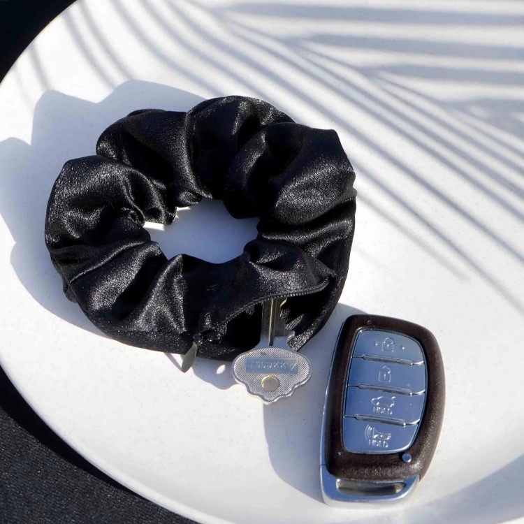 Scrunchie med lomme, Satin Sort