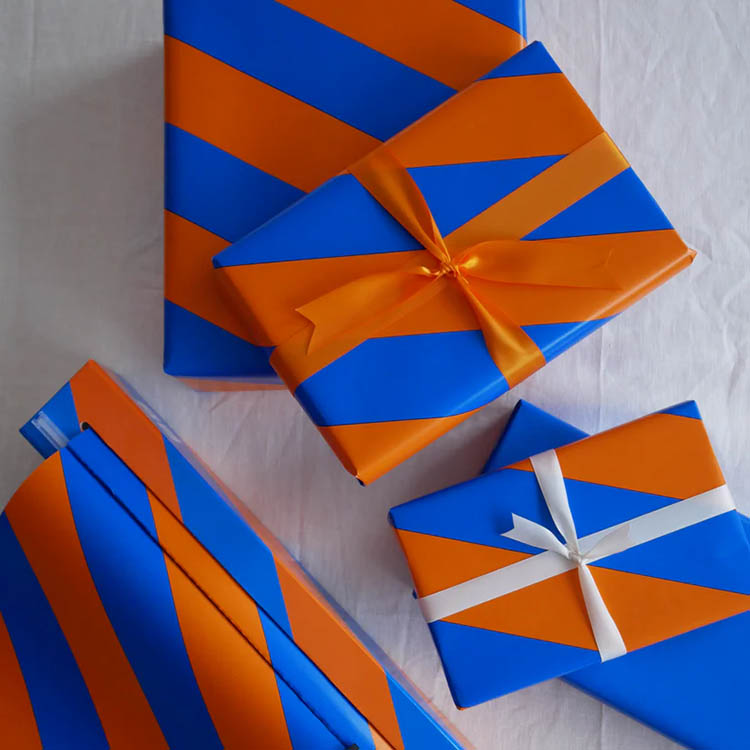 Gavepapir i æske med skæreblad, orange/blå 33 cm