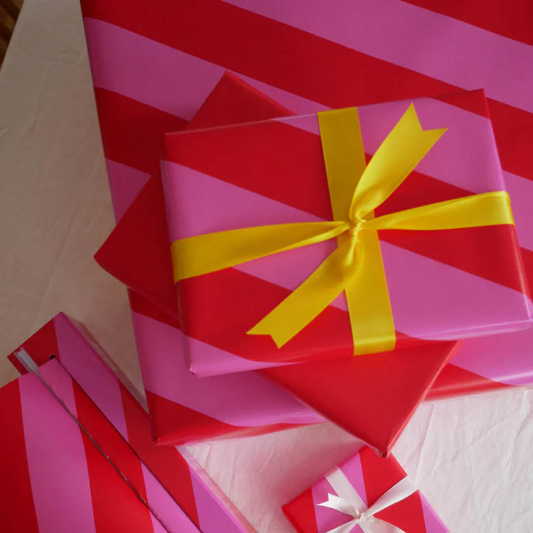 Gavepapir i æske med skæreblad, Rød/Pink 33 cm