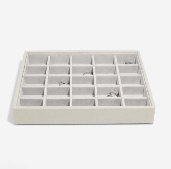 Stabelbart smykkeskrin (1 lag, beige) Beige Rektangulær Faux læder 25,4cm x 18,3cm x 3,7cm Yes - Beige - 25,4cm x 18,3cm x 3,7cm - Adriana