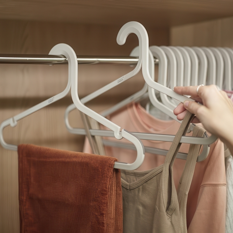 Joseph Joseph Orderly Set of 5 Anti-tangle Ecru Clothes Hangers
