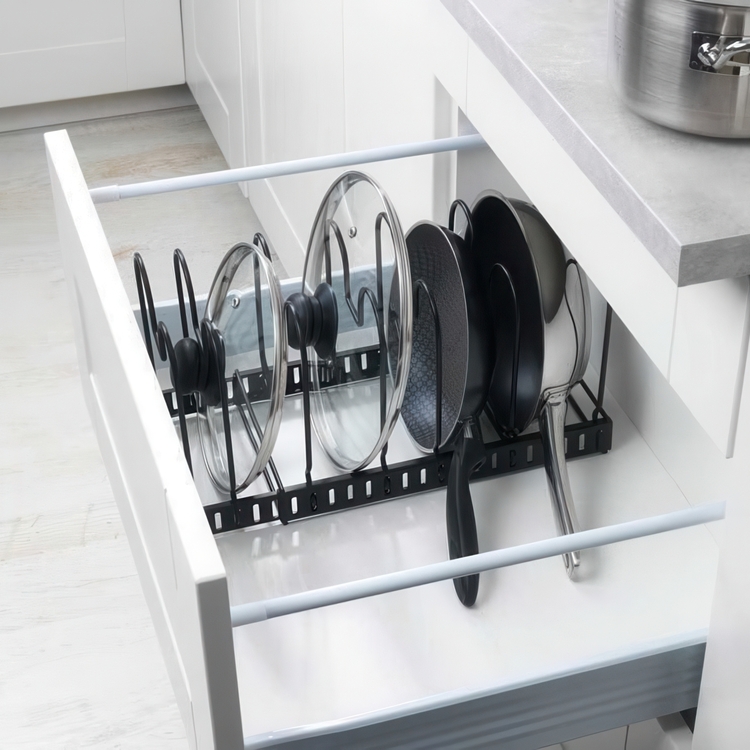 Justerbar opbevaring til stegepander, 30-57 cm