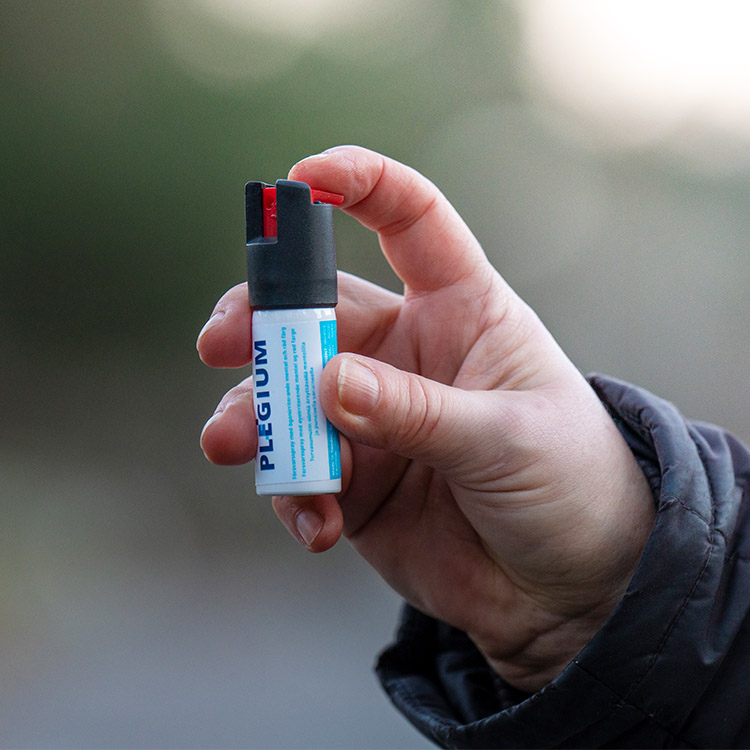 Lille forsvarsspray, Plegium