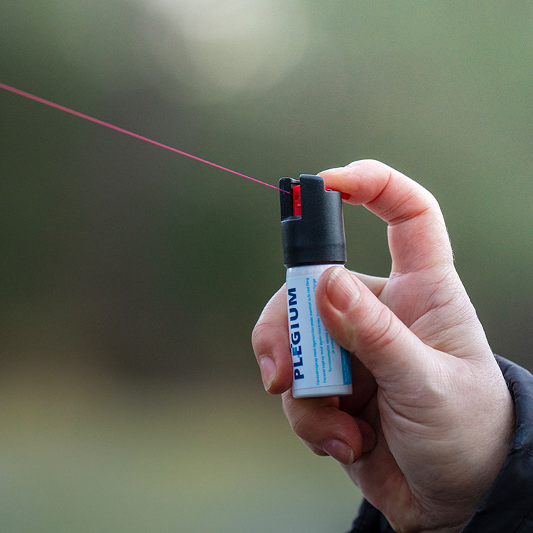 Lille forsvarsspray, Plegium