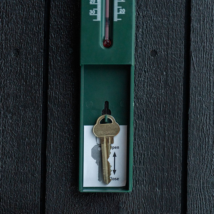 Termometer og nøgleboks