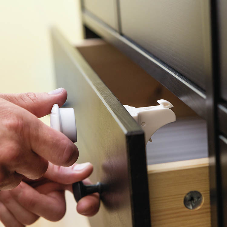 Magnetisk børnesikring til skabe og skuffer