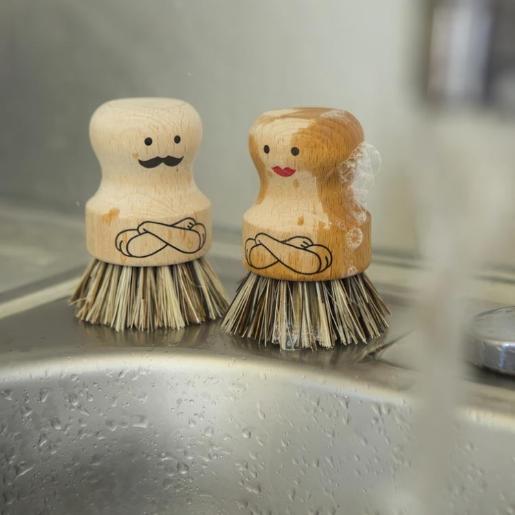 Opvaskebørste i træ, Fru Scrubber, Kikkerland