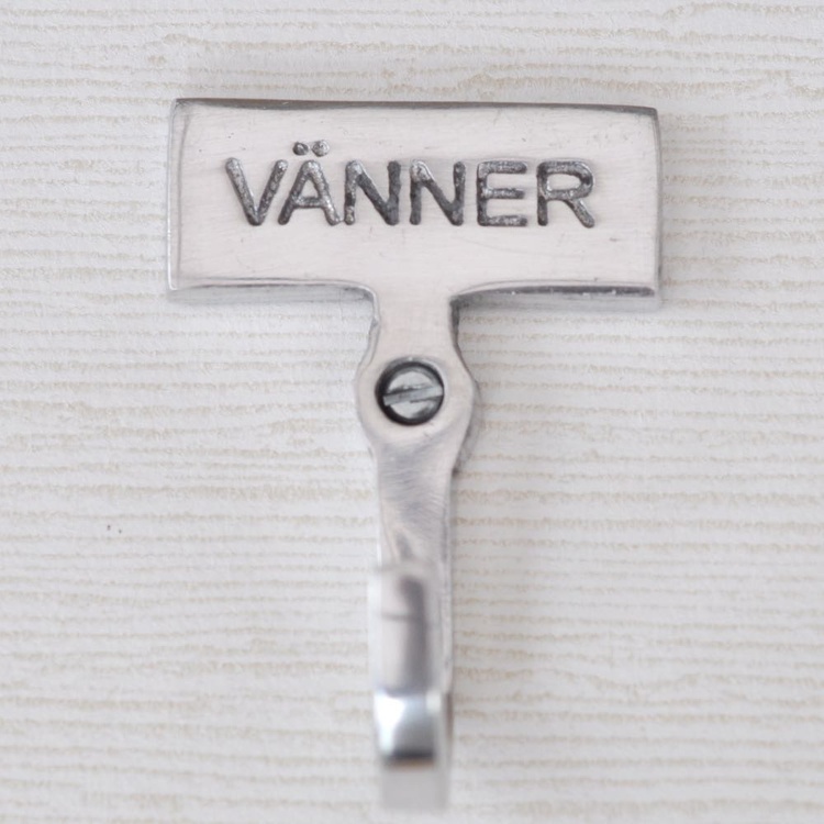 Badeværelseskrog i blank metal, Venner
