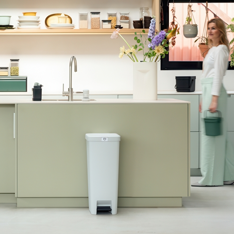 Høj pedalspand 40L, Brabantia, Lysegrå