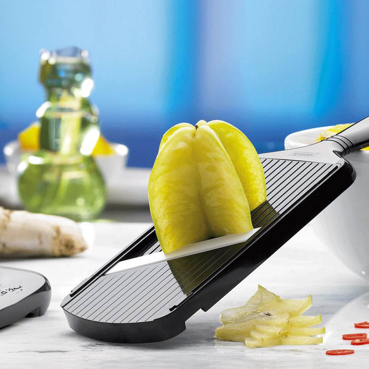 Mandolin med justerbar klinge, Kyocera i gruppen Hjem / Køkkenredskaber / Klem, hak og skræl hos SmartaSaker.se (14389)