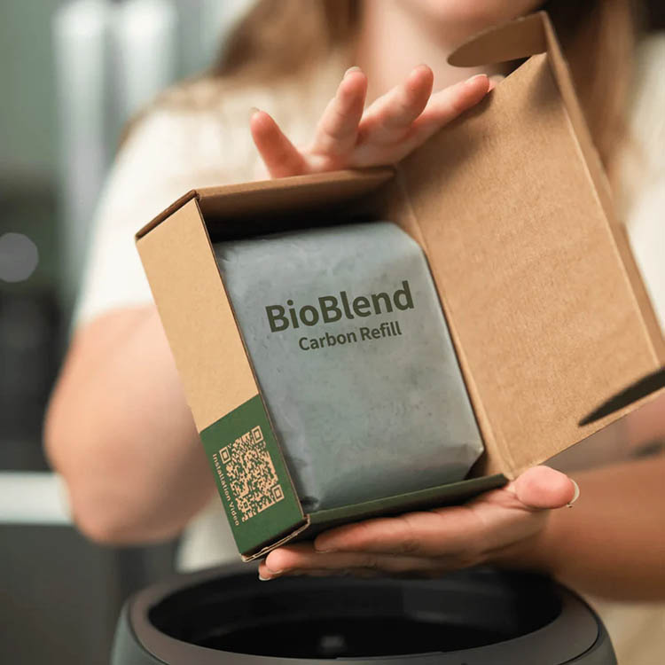 Genopfyldning af kul til Bioblend-kompostering i gruppen hos SmartaSaker.se (14600)
