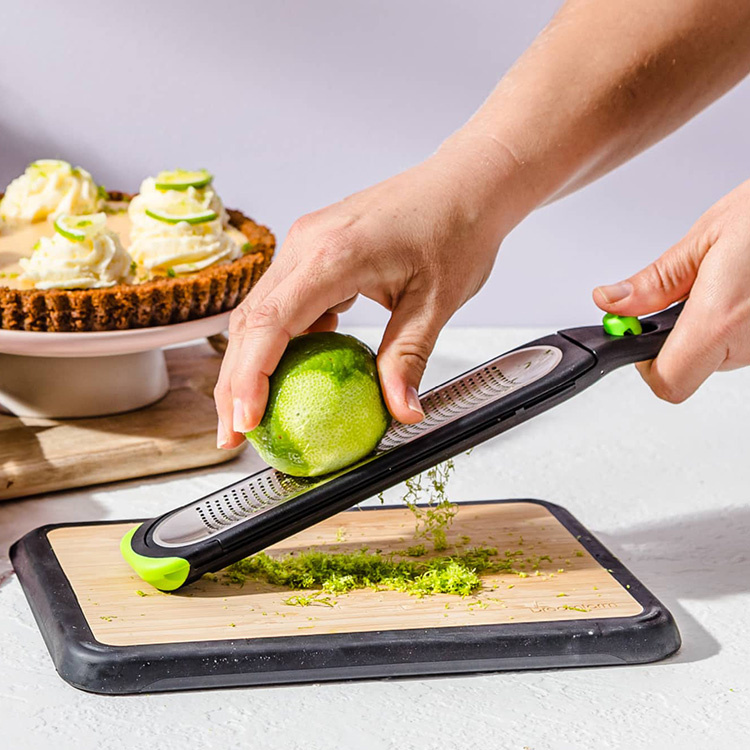 Rivejern med automatisk afskubber i gruppen Hjem / Køkkenredskaber / Klem, hak og skræl hos SmartaSaker.se (14481)