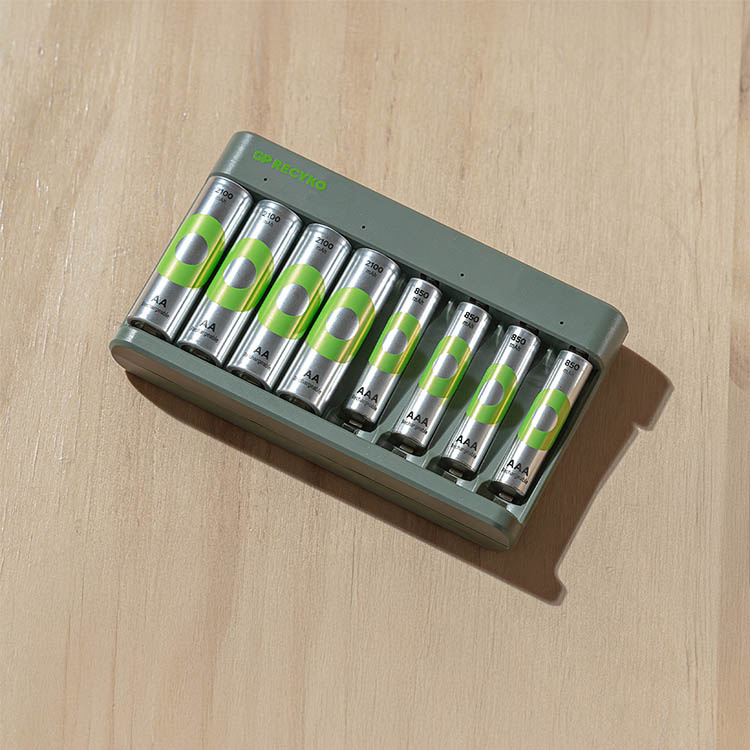 Batterioplader med batterier, GP ReCyko i gruppen Hjem / Elektronik / Forbrugerelektronik hos SmartaSaker.se (14486)