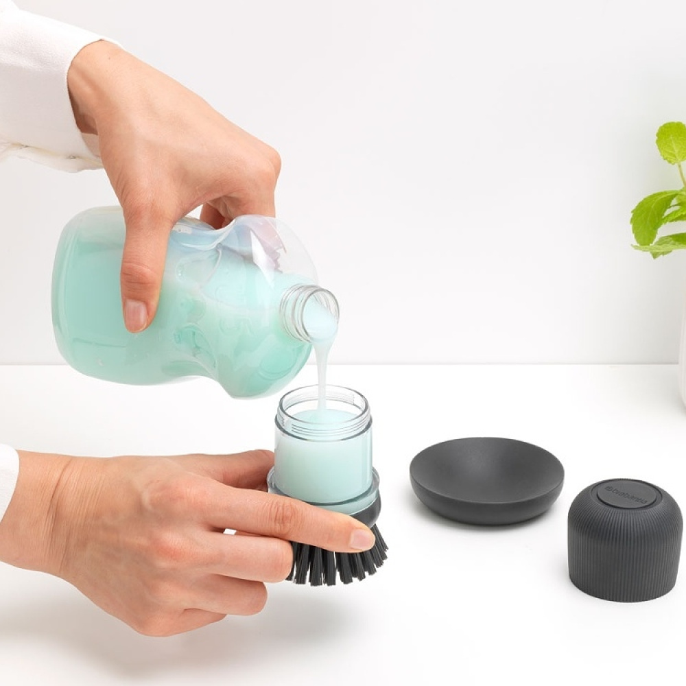 Opvaskebørste med sæbedispenser, Brabantia i gruppen Opbevaring / Rengøringsopbevaring og affaldssortering / Rengøringsklude og børster hos SmartaSaker.se (40385)