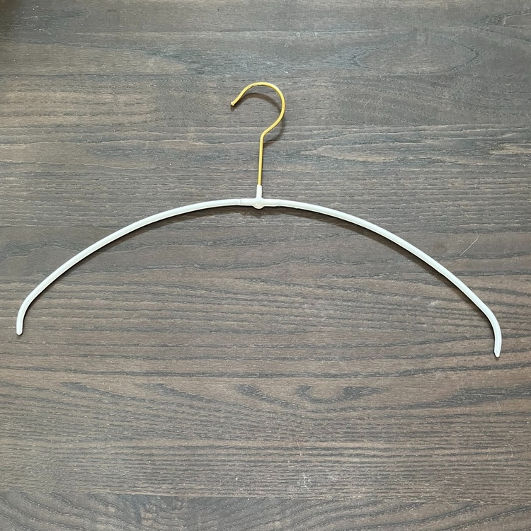 Skridsikker bøjle, 40 cm, perlehvid i gruppen Opbevaring / Garderobeopbevaring / Kroge og bøjler hos SmartaSaker.se (40953)