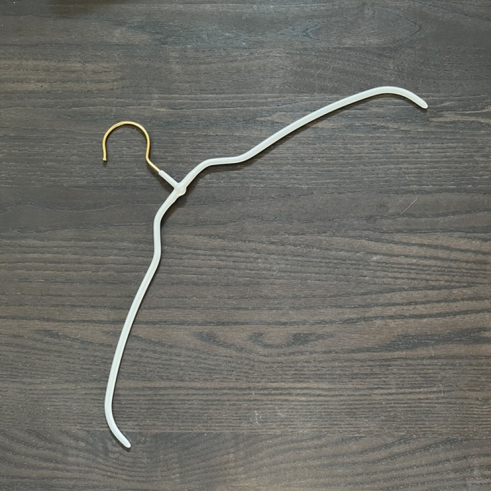 Skridsikker bøjle, 42 cm, perlehvid i gruppen Opbevaring / Garderobeopbevaring / Kroge og bøjler hos SmartaSaker.se (40981)