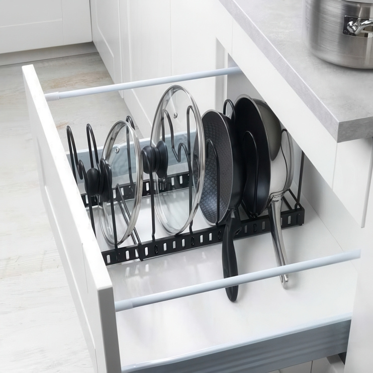 Justerbar opbevaring til stegepander, 30-57 cm i gruppen Opbevaring / Køkkenopbevaring / Organiser køkkenskabe hos SmartaSaker.se (41043)