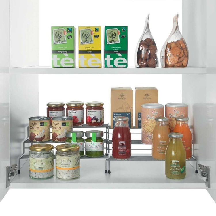 Udtrækkelig hylde i tre niveauer i metal, 28-55 cm i gruppen Opbevaring / Køkkenopbevaring / Organiser køkkenskabe hos SmartaSaker.se (41178)
