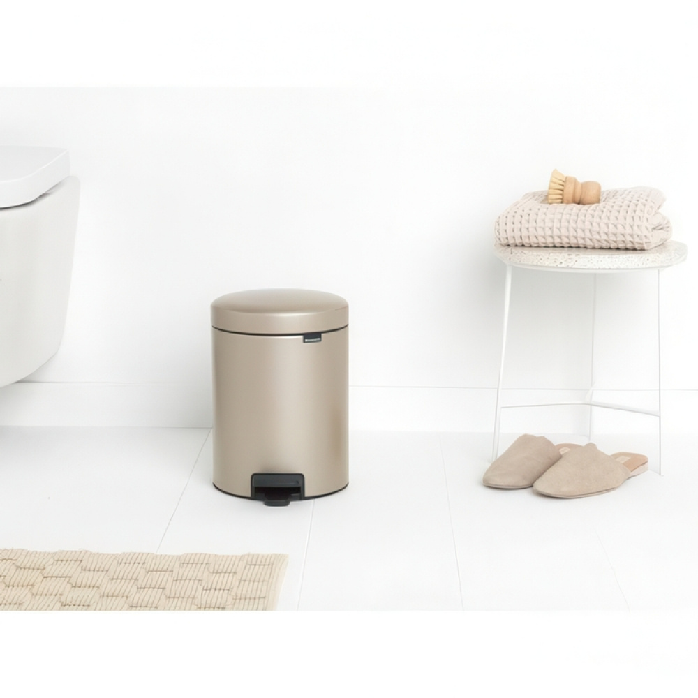 Pedalspand 5L, Brabantia i gruppen Opbevaring / Rengøringsopbevaring og affaldssortering / Affaldssortering hos SmartaSaker.se (42370)