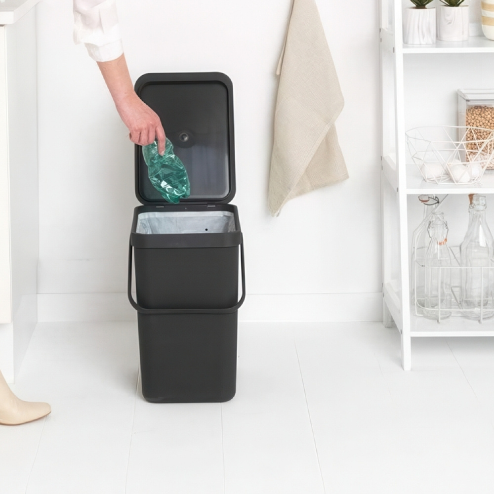 Affaldsspand med låg og håndtag 12L, Brabantia i gruppen Opbevaring / Rengøringsopbevaring og affaldssortering / Affaldssortering hos SmartaSaker.se (42387)