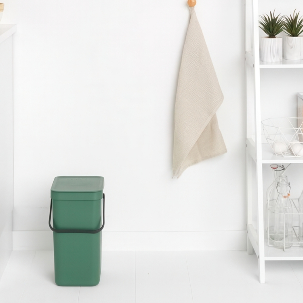 Affaldsspand med låg og håndtag 12L, Brabantia i gruppen Opbevaring / Rengøringsopbevaring og affaldssortering / Affaldssortering hos SmartaSaker.se (42387)