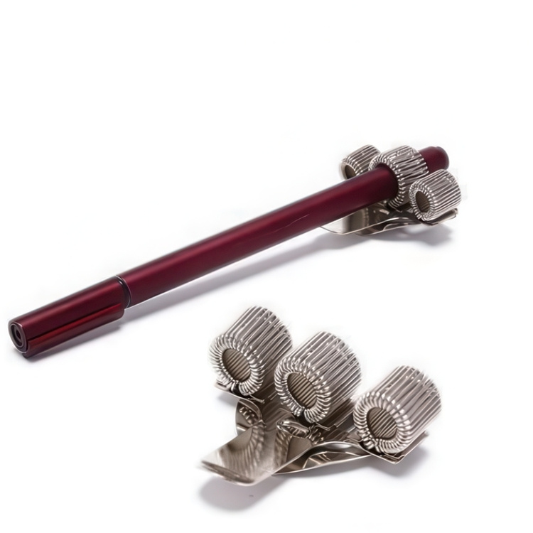 Penneholder i metal til 3 penne, TRIPLE PEN CLIP, Sølv i gruppen Opbevaring / Kontorartikler hos SmartaSaker.se (42402)