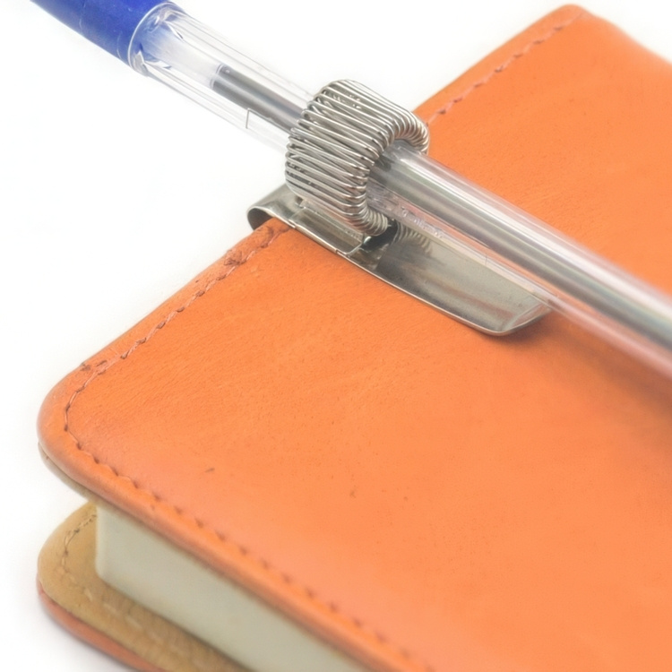 Penneholder i metal, til 1 pen, PEN CLIP, sølv i gruppen Opbevaring / Kontorartikler hos SmartaSaker.se (42404)