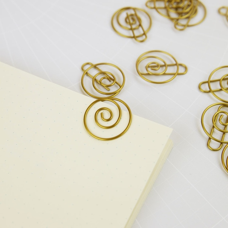 Runde papirclips SPIRAL, 15 stk., Monograph, messing i gruppen Opbevaring / Kontorartikler hos SmartaSaker.se (42485)