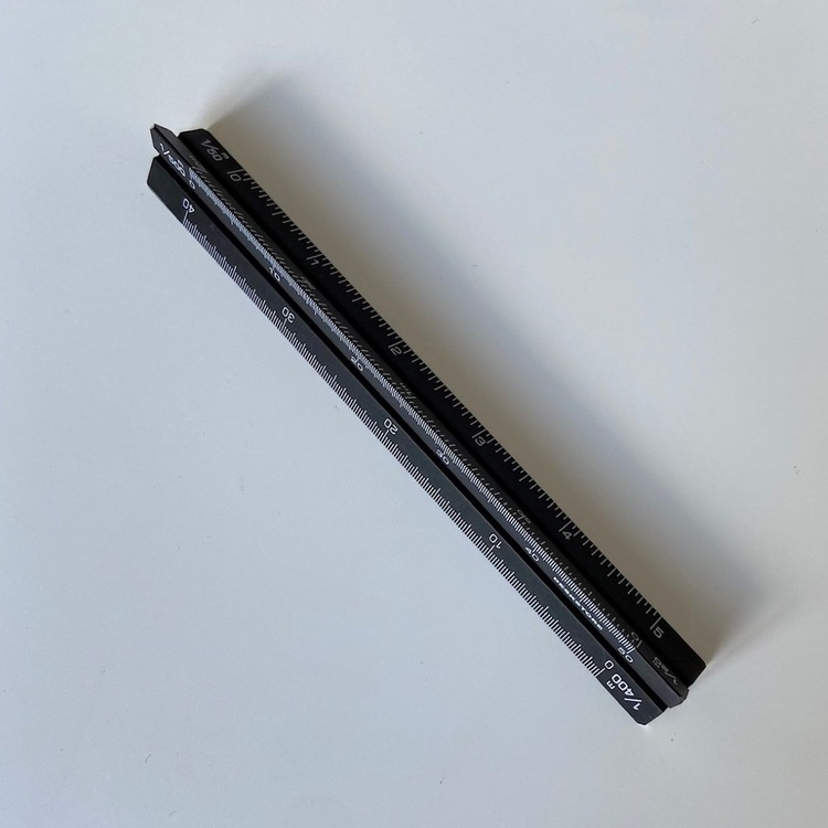 Skalalineal aluminium, kort, DESKSTORE SCALE, 10 cm, sort i gruppen Opbevaring / Magneter og selvklæbende hos SmartaSaker.se (42540)