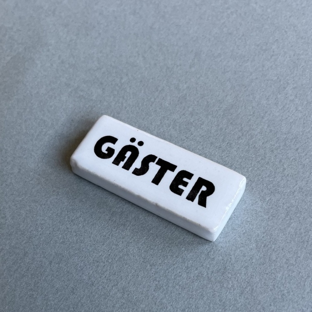 Gæsteskilt i porcelæn i gruppen Opbevaring / Magneter og selvklæbende / Skilt og etiketter hos SmartaSaker.se (42635)