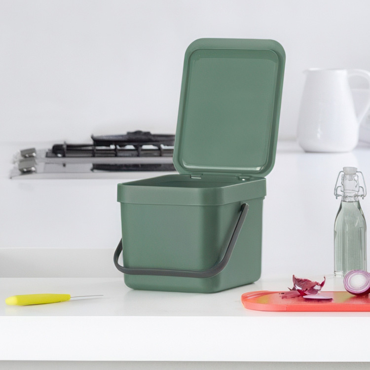 Affaldsspand med låg og håndtag 6L, Brabantia, grøn i gruppen Opbevaring / Rengøringsopbevaring og affaldssortering / Affaldssortering hos SmartaSaker.se (42762)