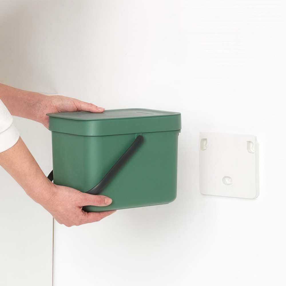 Affaldsspand med låg og håndtag 6L, Brabantia, grøn i gruppen Opbevaring / Rengøringsopbevaring og affaldssortering / Affaldssortering hos SmartaSaker.se (42762)