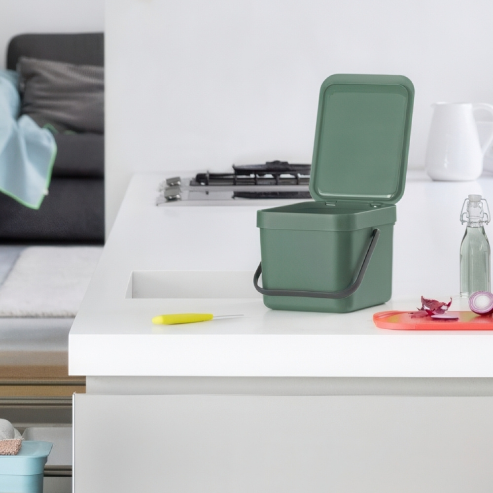 Affaldsspand med låg og håndtag 6L, Brabantia, Mørkegrå i gruppen Opbevaring / Rengøringsopbevaring og affaldssortering / Affaldssortering hos SmartaSaker.se (42763)