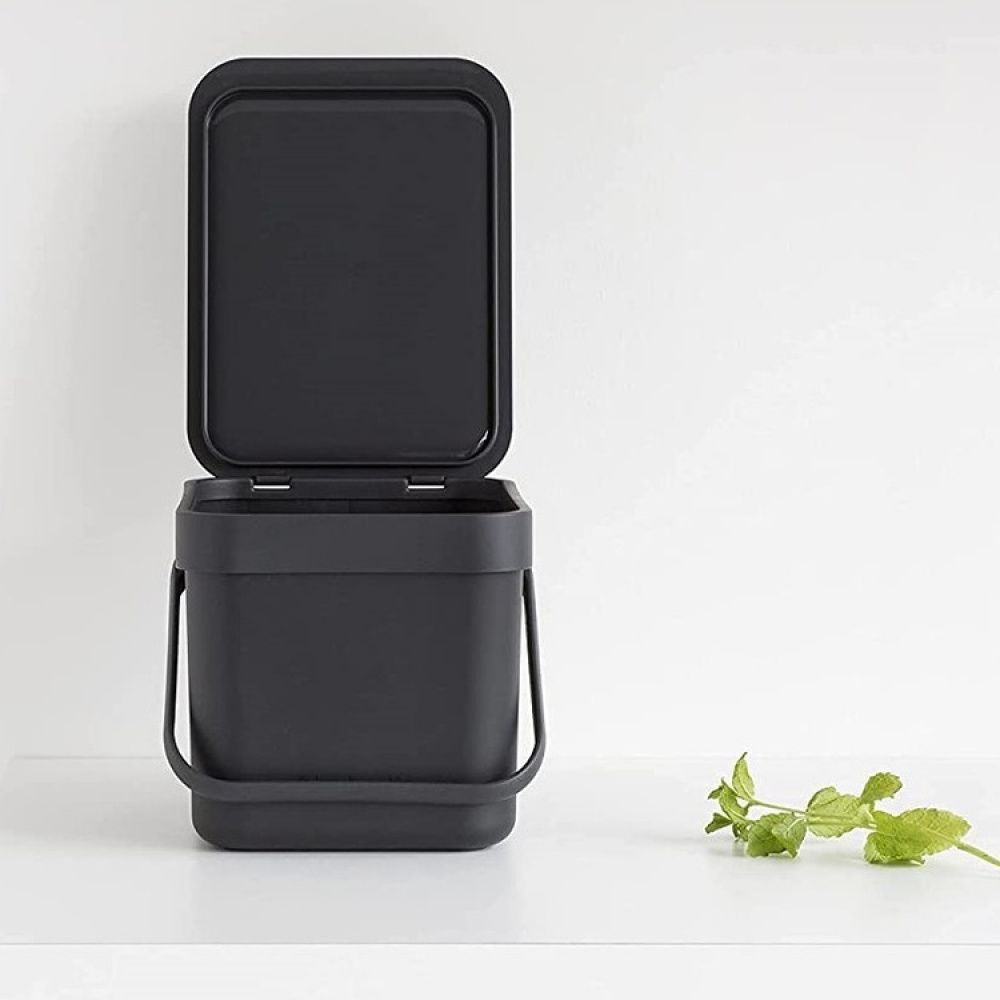 Affaldsspand med låg og håndtag 6L, Brabantia, Mørkegrå i gruppen Opbevaring / Rengøringsopbevaring og affaldssortering / Affaldssortering hos SmartaSaker.se (42763)