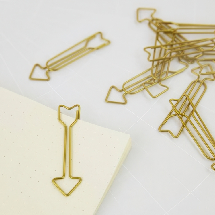 Store clips formet som pile, ARROW, 15 stk., Monograph, 2,8 cm, messing i gruppen Opbevaring / Kontorartikler hos SmartaSaker.se (42819)