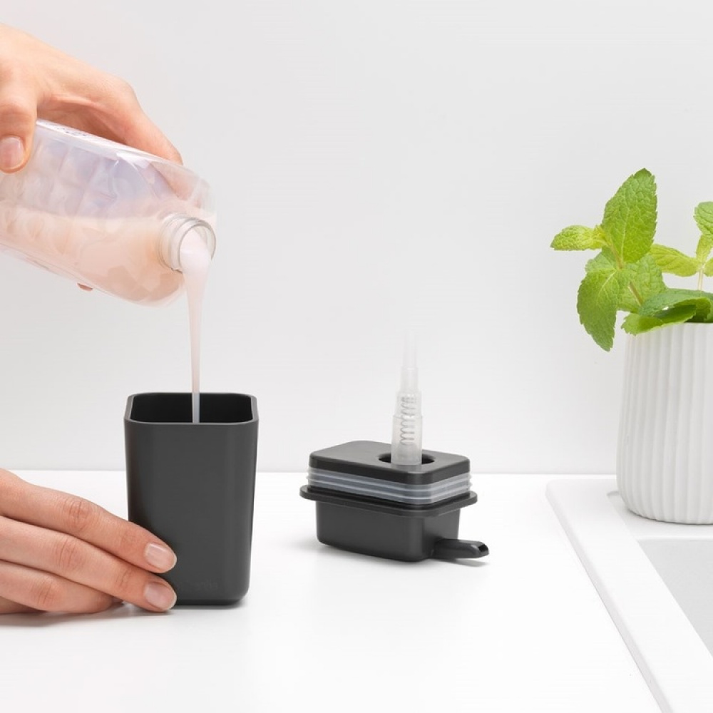 Sæbedispenser, Brabantia, Mørkegrå i gruppen Opbevaring / Badeværelsesopbevaring hos SmartaSaker.se (43076)