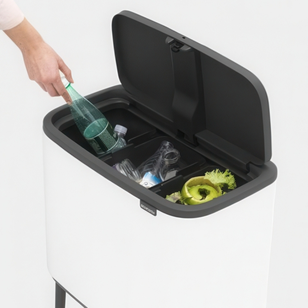 Affaldssorteringsstation på ben med 3 rum, Brabantia i gruppen Opbevaring / Rengøringsopbevaring og affaldssortering / Affaldssortering hos SmartaSaker.se (43256)