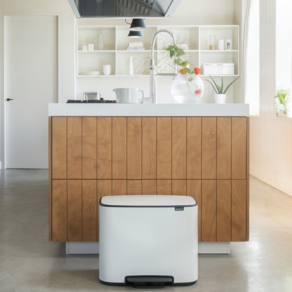 Affaldssorteringsstation med 3 rum, Brabantia i gruppen Opbevaring / Rengøringsopbevaring og affaldssortering / Affaldssortering hos SmartaSaker.se (43258)